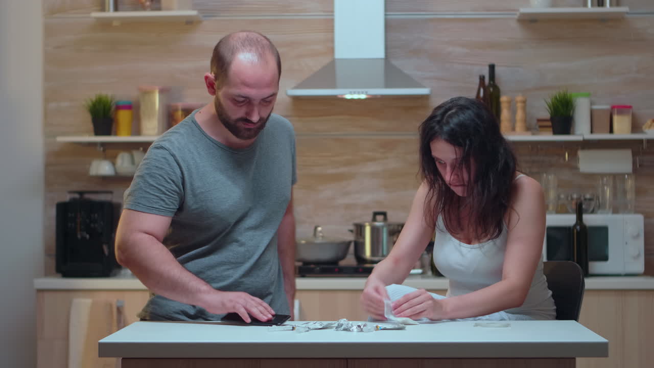 hombre en silla de ruedas comiendo con su esposa