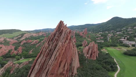 Increíble-Dron-Revela-Un-Pueblo-Con-Punta-De-Flecha-Sobre-Una-Formación-Rocosa-Natural