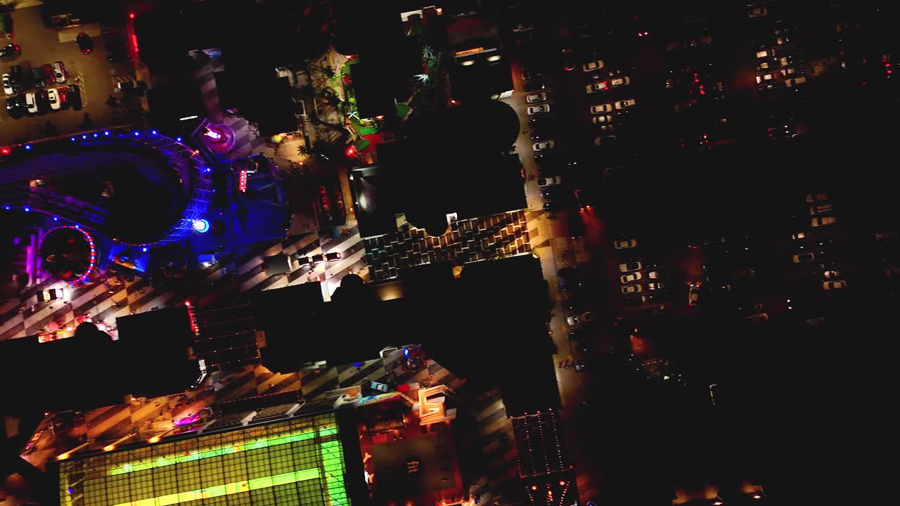 vista de pájaro sobre el parque belmont, parque de atracciones en san diego, california - toma de un avión no tripulado
