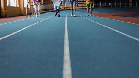 People-running-in-an-indoors-track