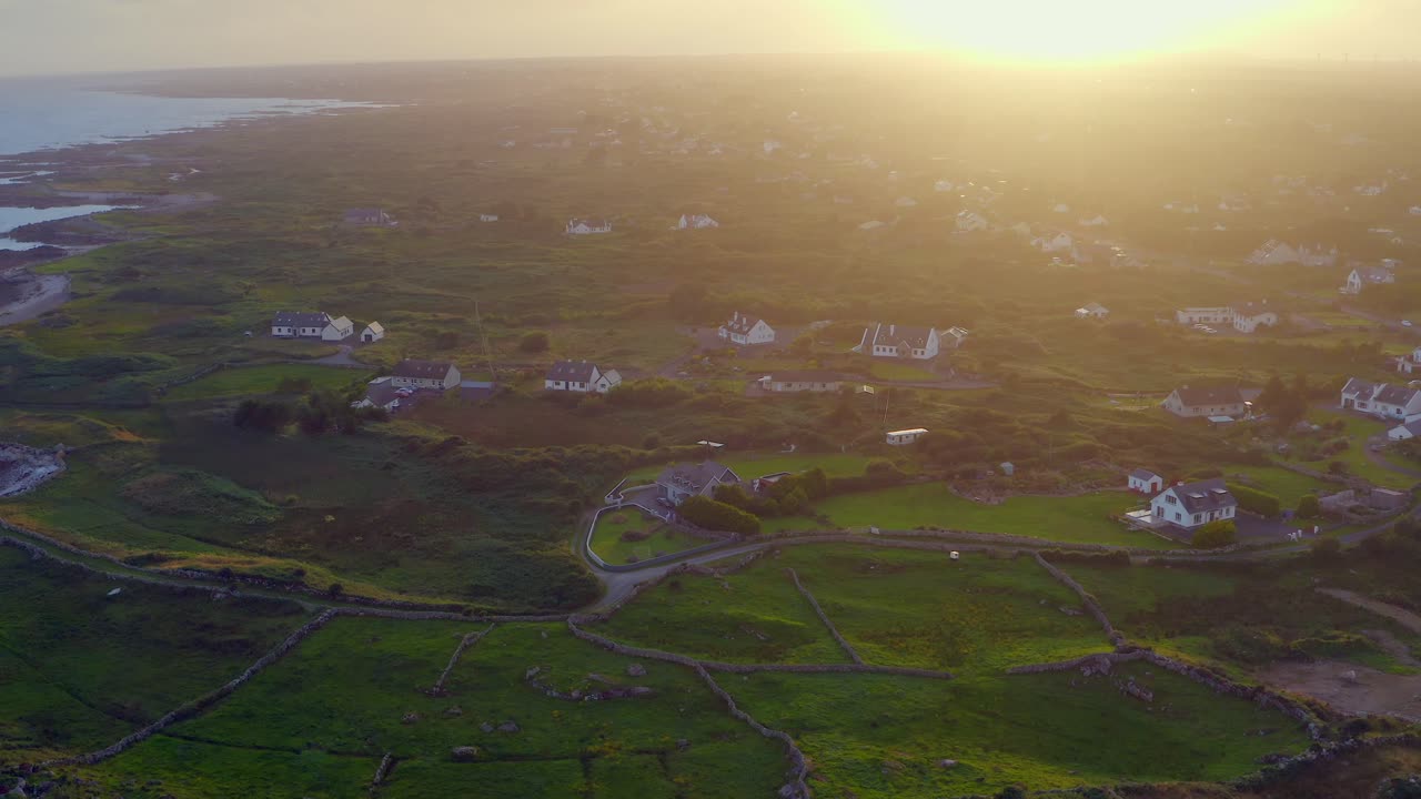 코네마라의 스피달과 인버린의 공중 풍경, 멋진 일몰에 의해 아름답게 백라이트