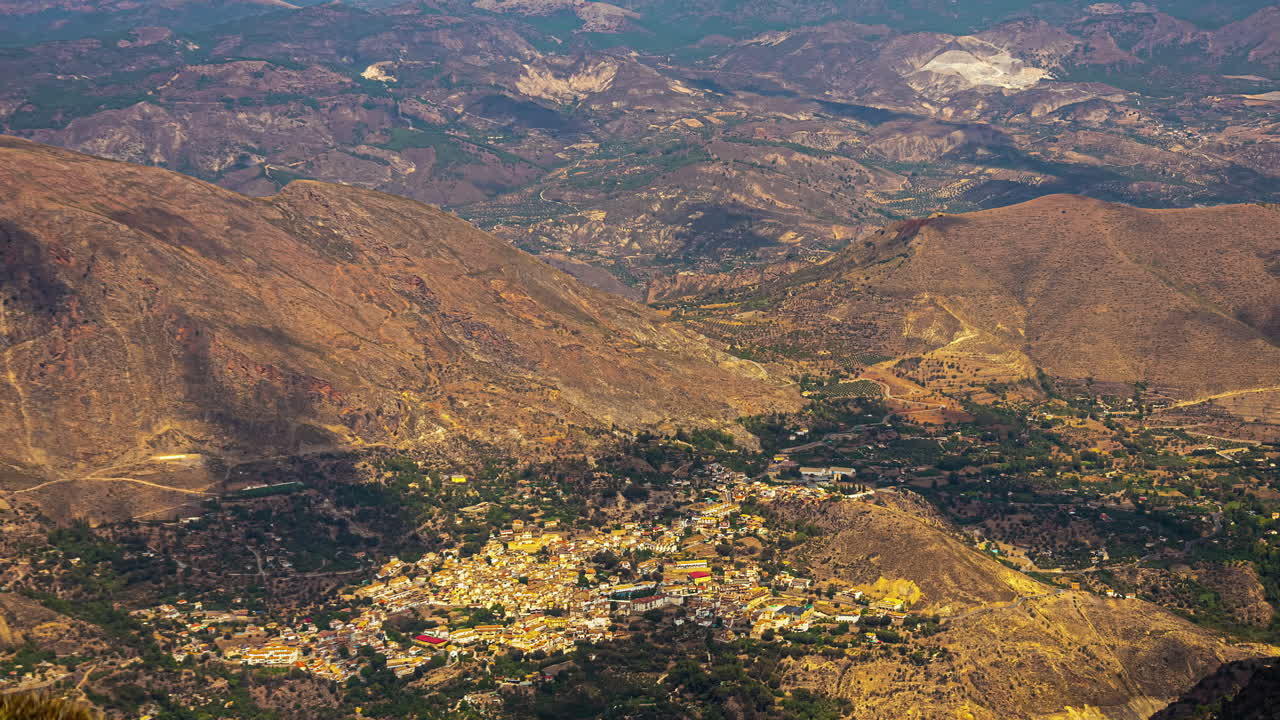 un time-lapse mágico de la naturaleza con el paisaje de la ciudad de málaga en primer plano, la forma de las nubes viaja en tierra española