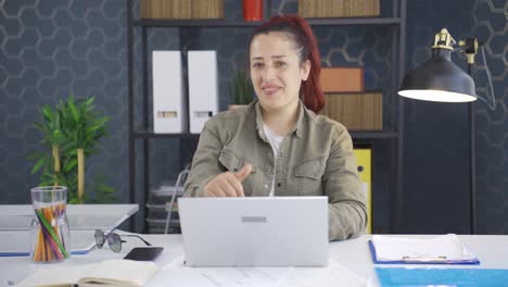 Mujer-De-Negocios-Sonriendo-A-La-Cámara.