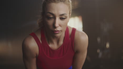 mujer haciendo ejercicio en el gimnasio