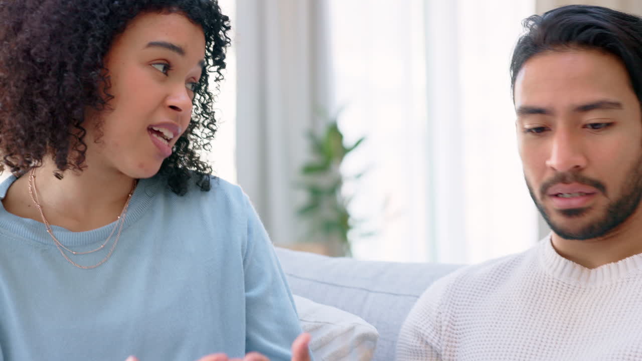 pareja, discusión o estrés con el portátil en finanzas