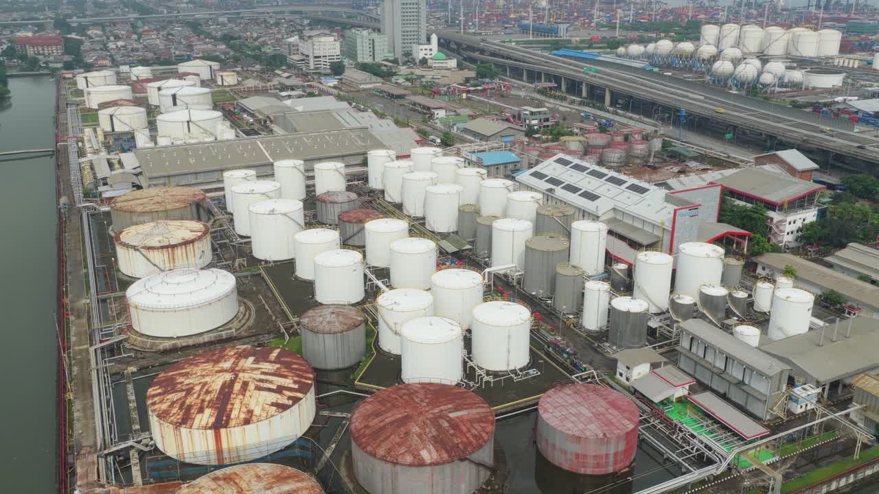 Luftaufnahme von Industrietanks und Raffineriekomplex in Jakarta, Indonesien