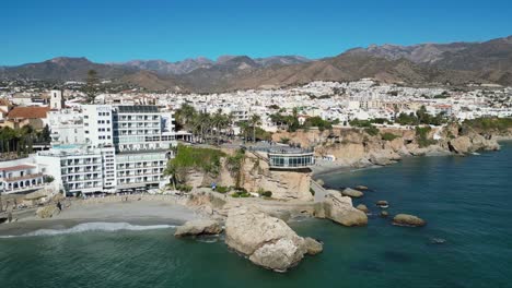 Nerja-Balcon-De-Europa-Y-Playas-En-La-Costa-Del-Sol,-Andalucía,-España---Antena-4k-Dando-Vueltas