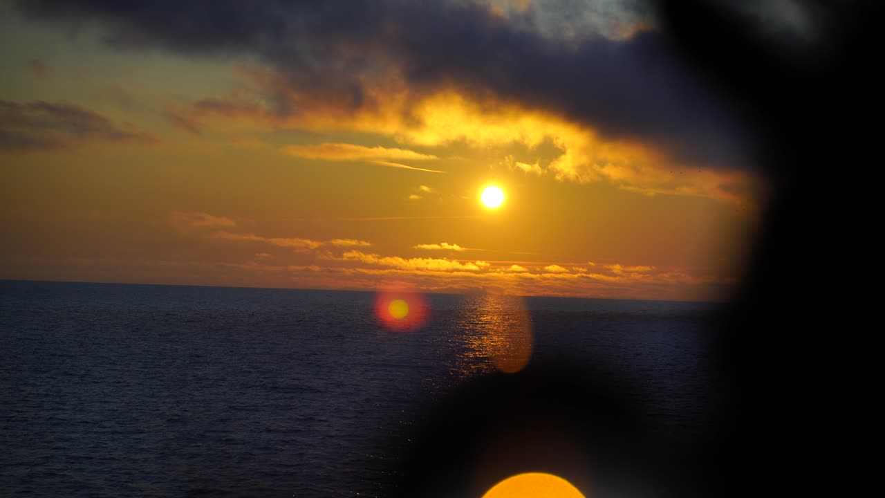 가을 시간 라트비아의 해가 지는 렌즈볼