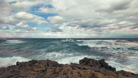 Una-Vista-Amplia-Del-Mar-Mediterráneo-Desde-Chipre-Con-Olas-Rompiendo-Contra-La-Costa-Rocosa.