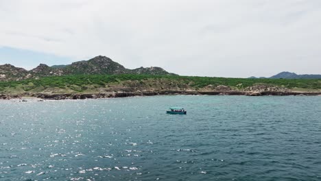 Parallaxenumlauf-Der-Drohne-Um-Ein-Tauchboot,-Das-Vor-Der-Küste-Von-Cabo-Pulmo-Vor-Anker-Liegt