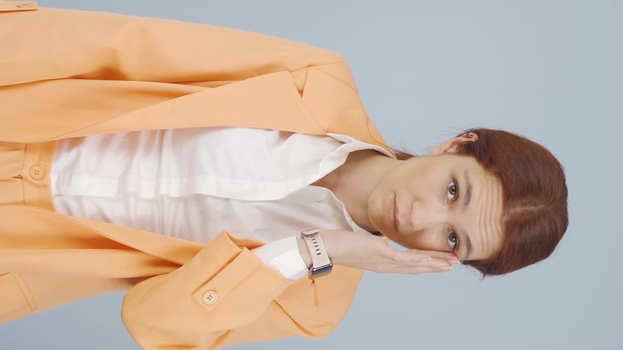 눈이 아픈 비즈니스 여자의 수직 비디오.