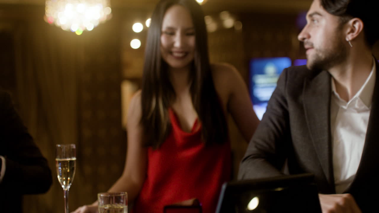 Hombre jugando al póquer en el casino