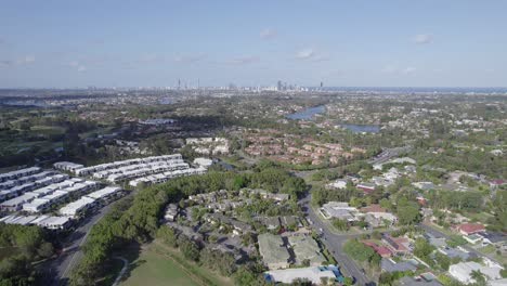 Häuser-Am-Seeufer-Mit-Fernblick-Auf-Die-Skyline-Der-Küste-Im-Vorort-Robina-An-Der-Gold-Coast-In-Queensland