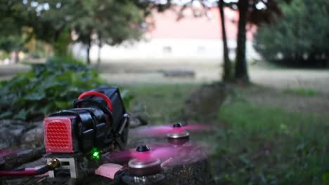 vista en primera persona quadcopter de carreras despegando