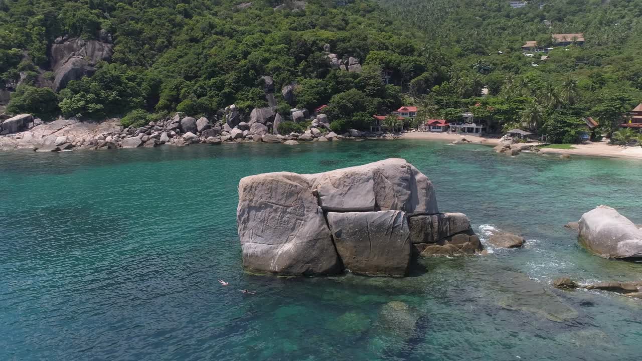 열대 섬 근처 의 바다 에 있는 큰 바위