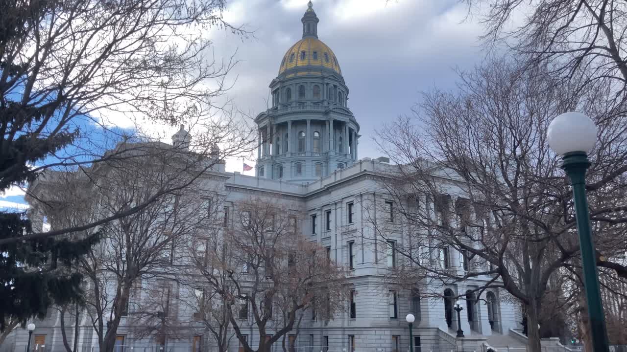 esquina suroeste del capitolio del estado de colorado majestuoso durante la noche del 17 de enero de 2021