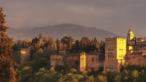 puesta de sol con la alhambra de granada como tema principal