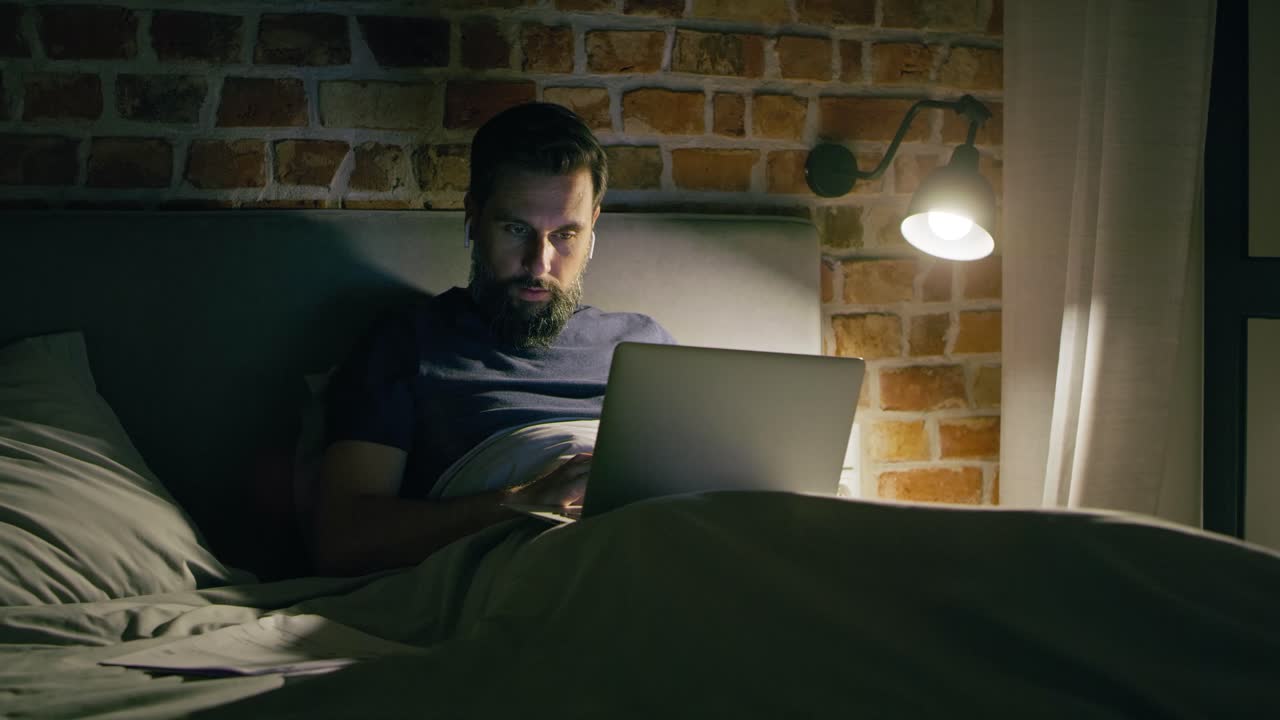 비디오 컨퍼런스 도중 침대에 누워 있는 남자 의 비디오