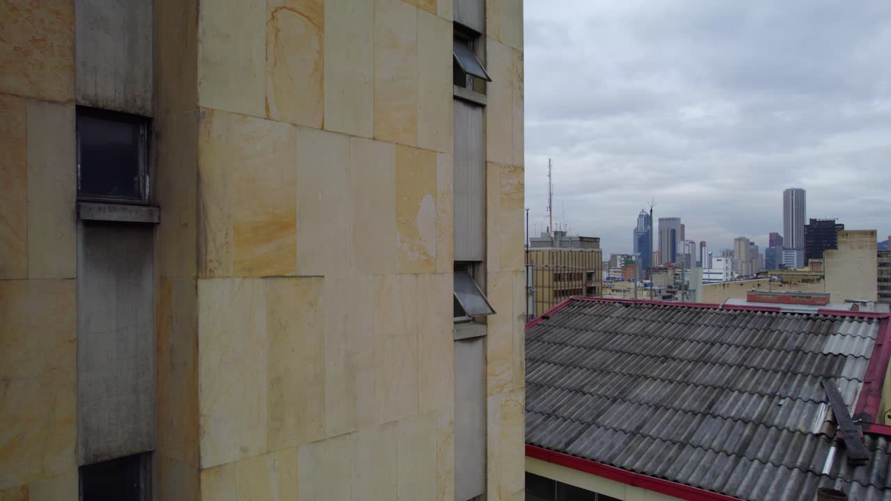 nuestro avión no tripulado se aventura en los cielos sobre el famoso edificio nemqueteba