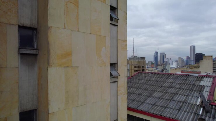 Il nostro drone si avventura nei cieli sopra il rinomato edificio Nemqueteba.