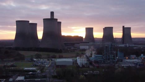 Fiddlers-Ferry-Stillgelegtes-Kohlekraftwerk-Bei-Sonnenaufgang-Hinter-Einem-Wahrzeichen,-Aufsteigende-Luftaufnahme