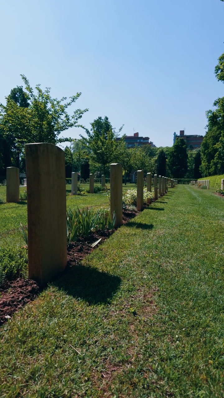Fila di lapidi nel prato del cimitero