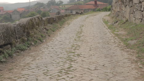 Pedestal-Revelar-Toma-De-Un-Pueblo-Rural-En-Una-Colina-Friaes-Tras-os-montes-Portugal