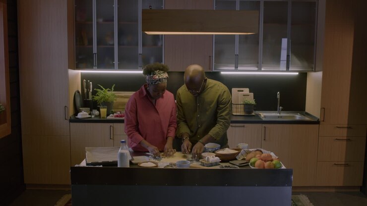 Coppia afroamericana in cucina