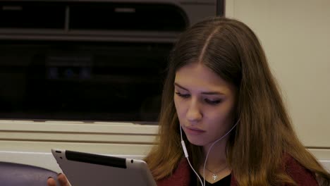 una mujer joven viajando en un tren.