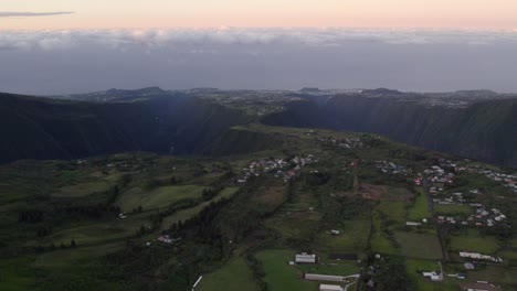 volar sobre montañas y grietas durante la puesta de sol en la isla de la reunión