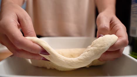 Las-Manos-De-La-Mujer-Extienden-La-Masa-De-Pizza-En-Una-Sartén