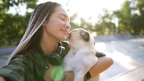 Un-Lindo-Cachorro-Pug-Beige-Está-Tratando-De-Lamer-La-Cara