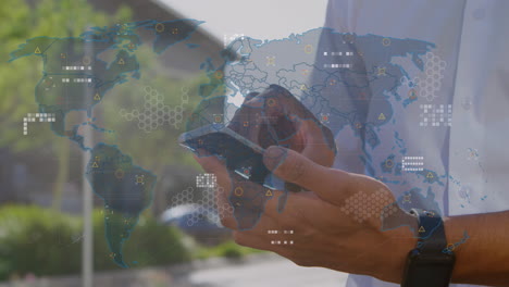 animación de un mapa del mundo contra la sección media de un hombre usando un teléfono inteligente en la calle.