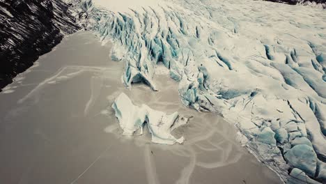 Lengua-Glaciar-En-Islandia-Filmada-Por-Drones-Con-Diferentes-Movimientos-Cinematográficos,-Mostrando-Un-Concepto-Turbio-Y-Dramático-En-Condiciones-Invernales