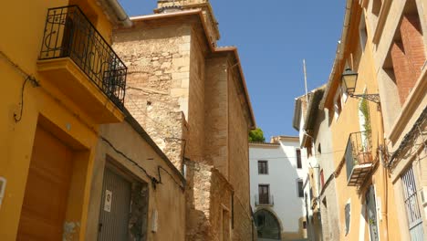 antiguo pueblo típico español pintoresco en borriol, españa