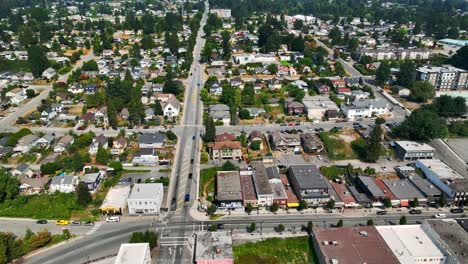 Luftaufnahme-Von-Wohngebäuden-Und-Fahrzeugen,-Die-Auf-Der-Straße-In-Mission-City,-BC,-Kanada-Fahren