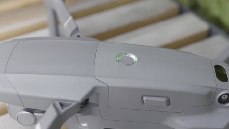 primer plano de la parte superior de un avión no tripulado