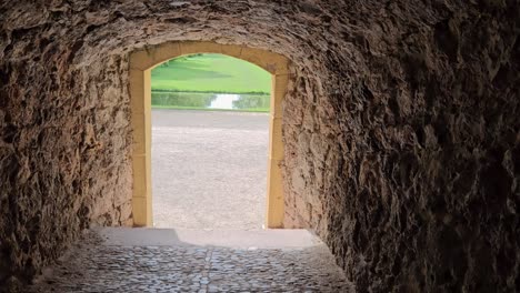 Statische-Aufnahme-Des-Höhleneingangs-Auf-Dem-Burggelände