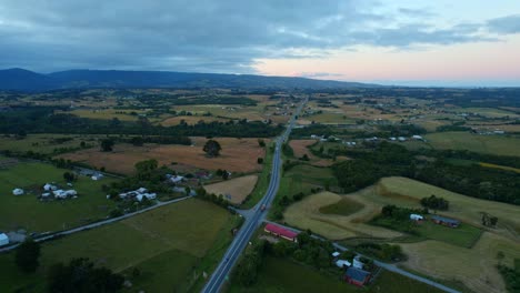 Dramatische-Aussicht-Von-Oben-Auf-Einen-Sonnenuntergang-In-Den-Wiesen-Von-Chiloé,-Einsame-Straßen-Voller-Natur