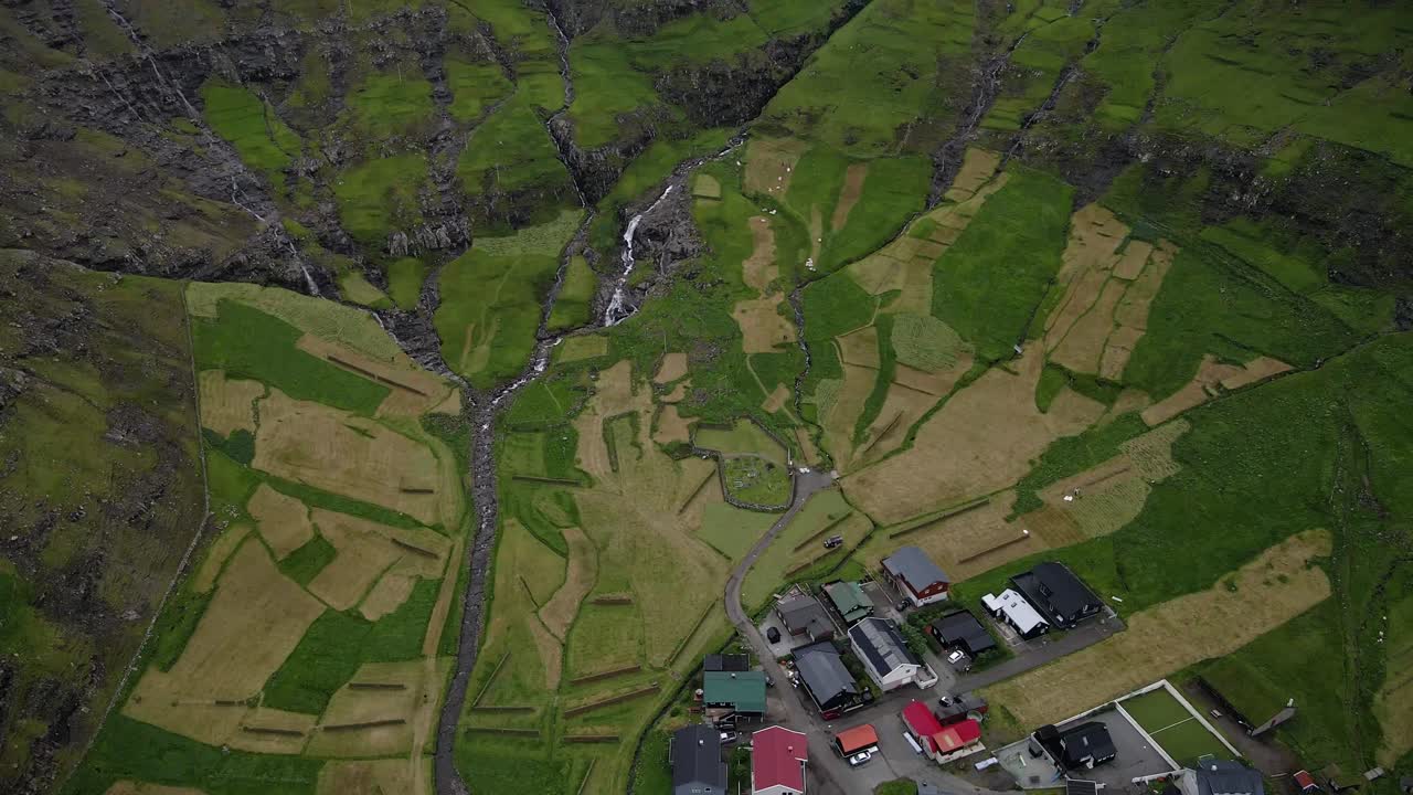 스트레이모이 섬에 있는 테르누비크 마을의 공중 사진, 화려한 집, 경작된, 휘어지는 하천, 그리고 그림 같은 시골 환경에 있는 조용한 주차장