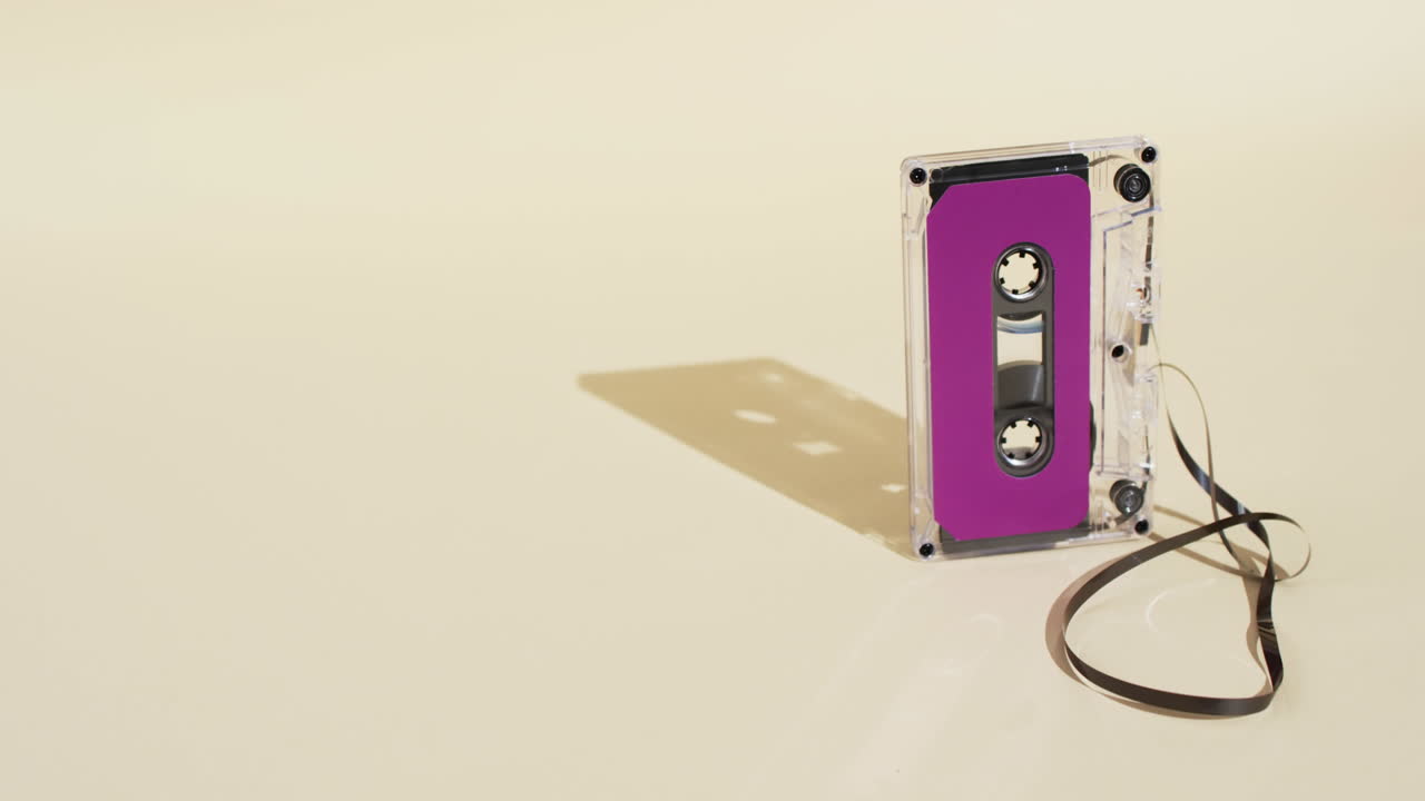 분홍색 라벨과 노란색 배경에 복사 공간과 함께 꺼낸 테이프의 레트로 테이프