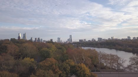 drone descendiendo 4k - toma del horizonte de filadelfia a la autopista durante el otoño