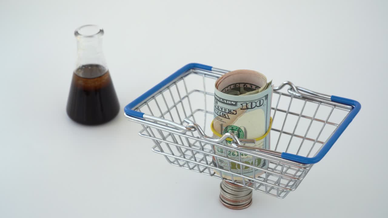 색 배경에 분리 된 석유와 돈의 병, 세계 석유 시장의 개념, 가격 하락, 석유 제품의 구매 또는 판매에 대한 선물 계약.