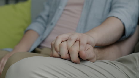 pareja tomados de la mano