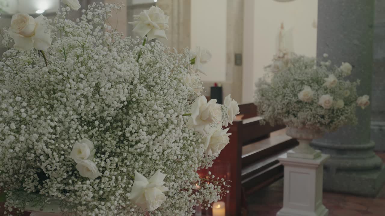 Eleganti rose bianche e fiori di гипсофила disposti per una cerimonia in chiesa