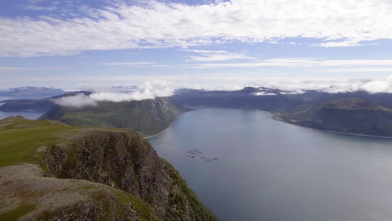 aerial de las montañas y fiordos en noruega