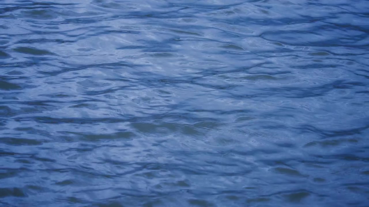 Superficie de agua de río en calma