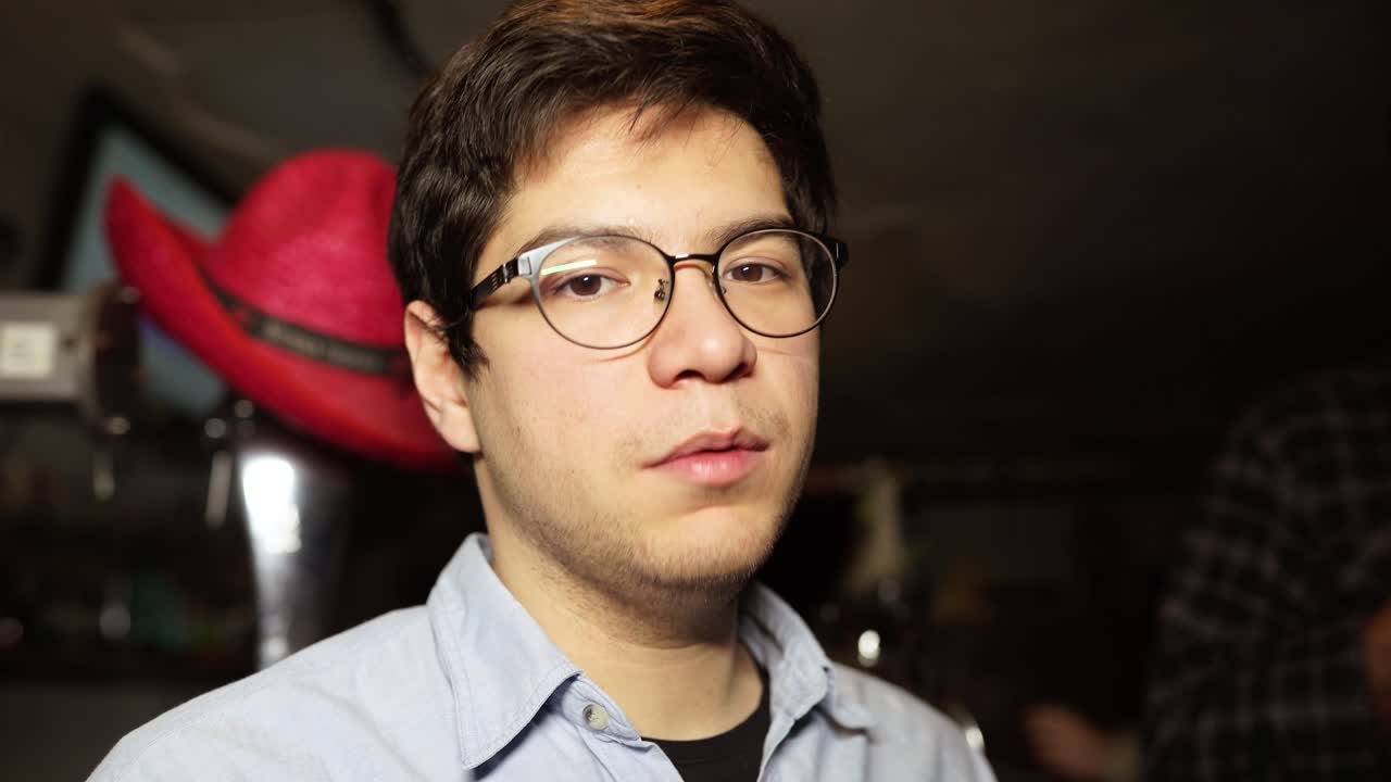 hombre hablando en un bar