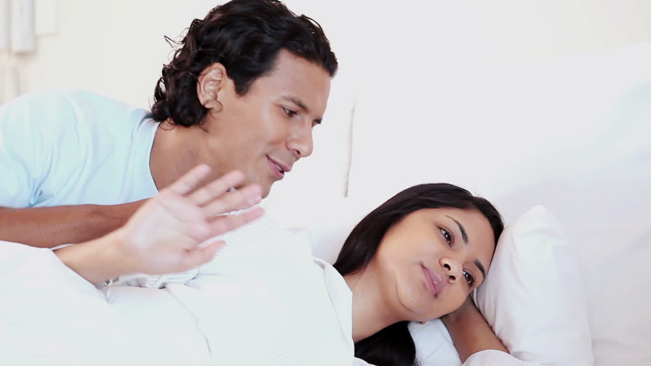 남편 의 접근 을 거부 하는 여자