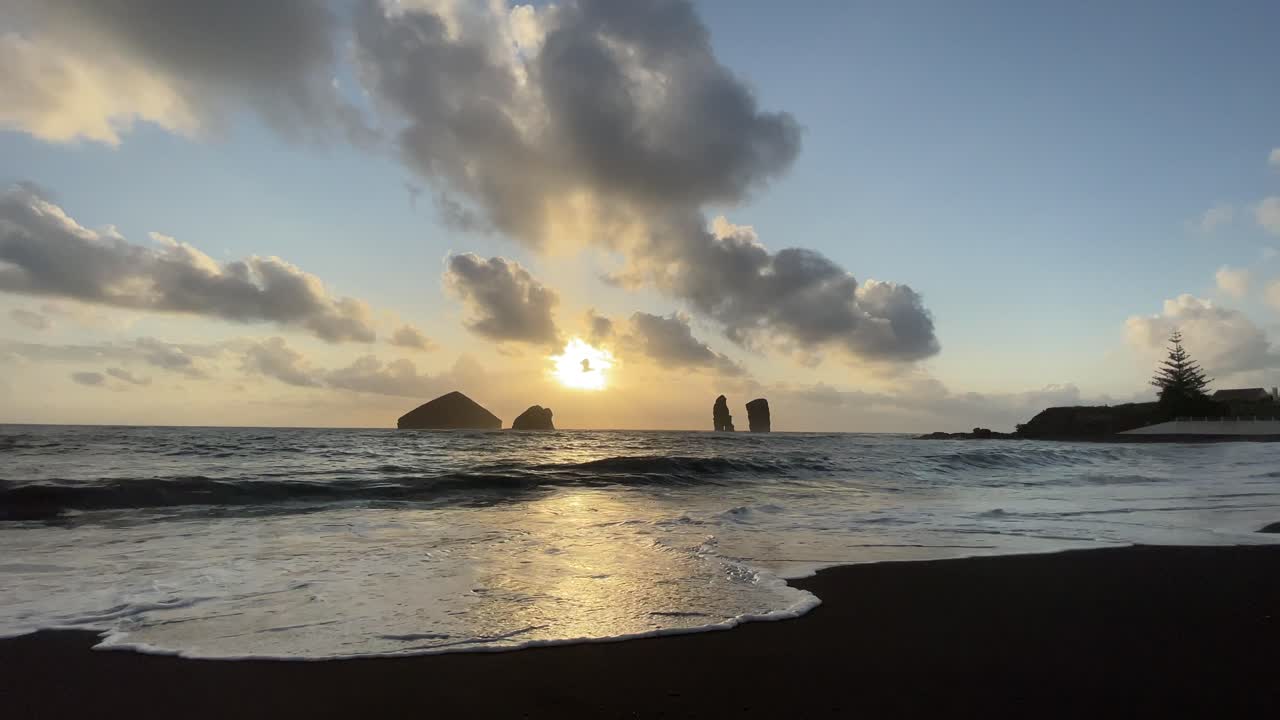 En smuk solnedgang bag klipperne i havet ud for Ponta do Castelo, Azorerne, Portugal.